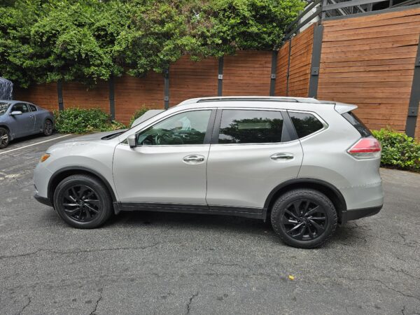 2015 Nissan Rogue S / SL / SV - Image 11